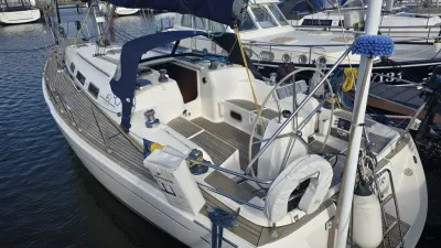 zeiljacht in ligplaats, zicht op cockpit en dek