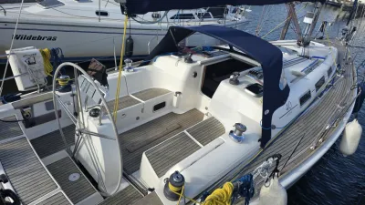 cockpit en dek van een zeiljacht in de haven