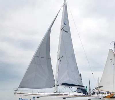 drie zeiljachten op rustig water
