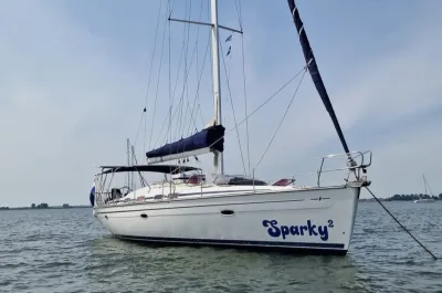 zeiljacht voor anker op kalm water