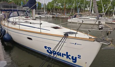 zeiljacht aangemeerd in jachthaven