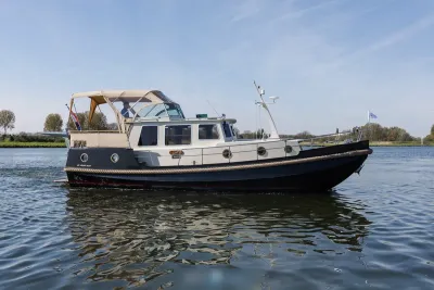 motorjacht op rustig water bij zonnige hemel