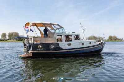 motorjacht op water bij heldere hemel