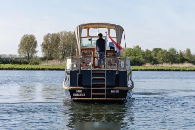 achterzijde van motorjacht op rivier