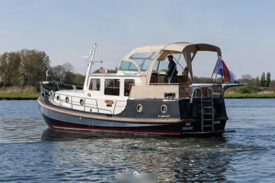 motorjacht op rustig water bij de oever