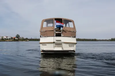 achterzijde van motorjacht op water