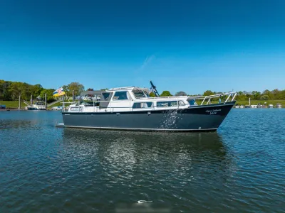 motorjacht aangemeerd in rustige haven