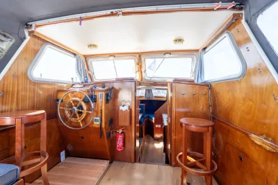 interieur stuurhut van houten motorjacht