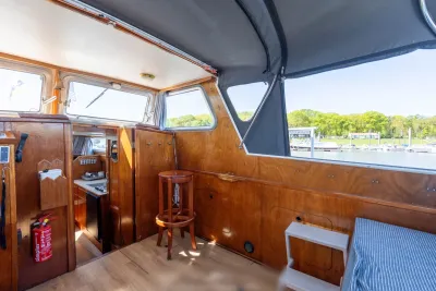 houten interieur van motorjacht met ramen