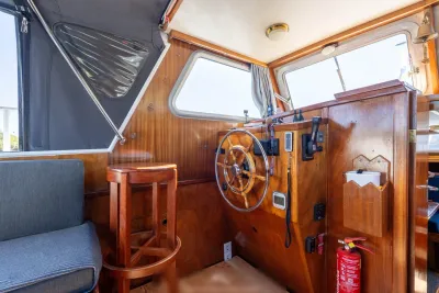interieur stuurhut met houten afwerking