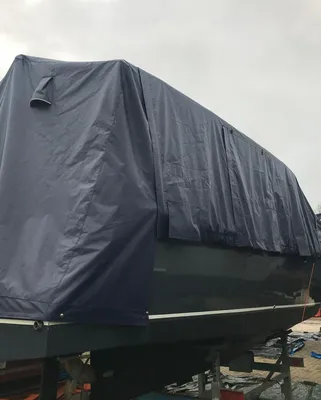 jacht afgedekt met kuiptent in opslag