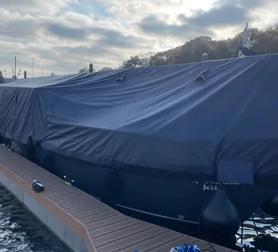 boot afgedekt met kuiptent in de haven