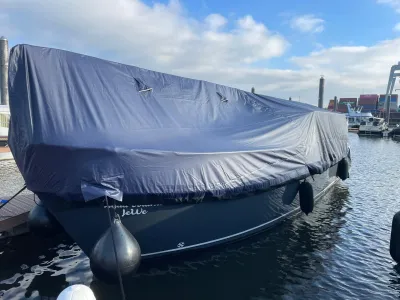 afgedekt motorjacht in haven