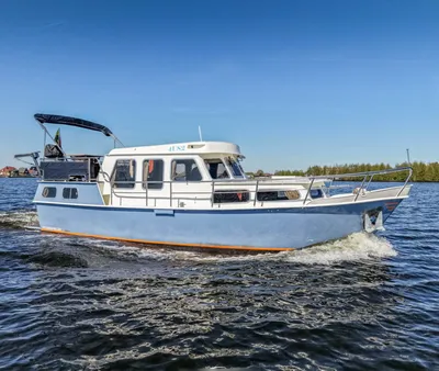 motorjacht varend op open water