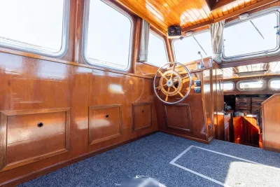 houten stuurhuis interieur met ramen