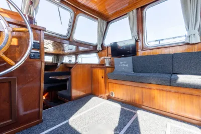 interieur van de kajuit met houten afwerking