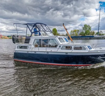 motorjacht op binnenwater bij kade