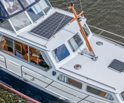 voorkant kajuit met zonnedek en reling