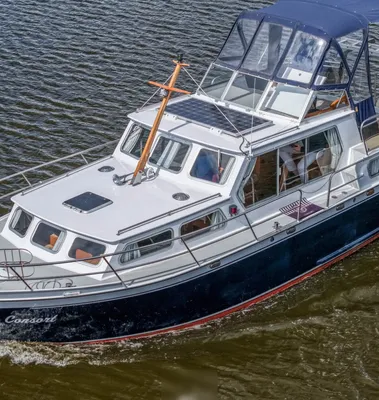 achterkajuitkruiser op het water