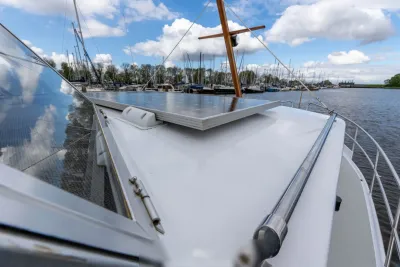 dek en zonnedak van boot in jachthaven