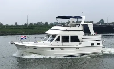 wit motorjacht op het water bij bewolkte lucht