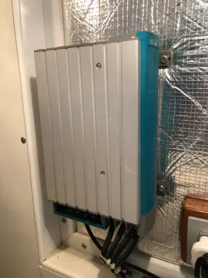 Wandgemonteerde elektrische omvormer en kabels