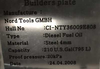 close-up van metalen typeplaat met tekst