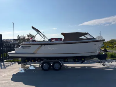 sloep op trailer bij buitenlocatie