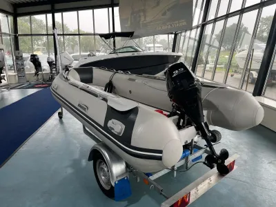 opblaasbare ribboot op trailer in showroom