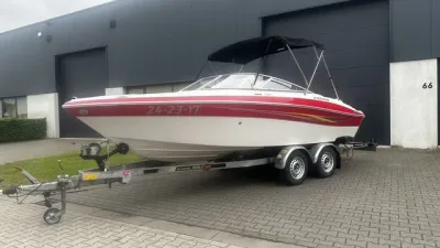 snelboot op trailer voor bedrijfspand