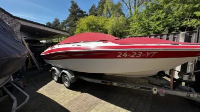 rode speedboot op trailer in oprit