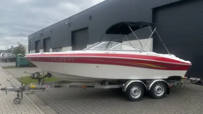speedboot op trailer voor bedrijfsgebouw