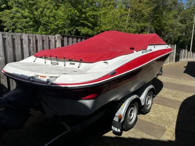 Rode afgedekte speedboot op trailer