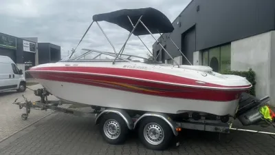 speedboot op trailer in parkeerplaats