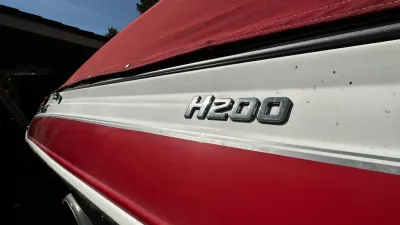 close-up van bootzijkant met rood dekzeil