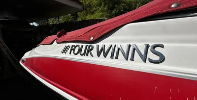 rode speedboot zijaanzicht in opslag