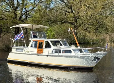 motorkruiser op water met bomen op de achtergrond