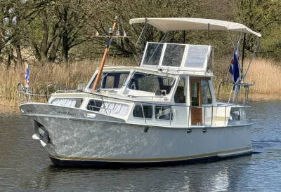 motorkruiser op rustig water