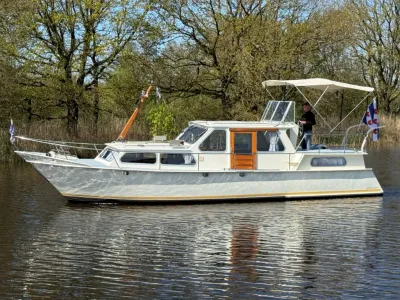 witte motorkruiser op rustig water