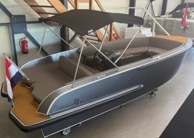 sloep met bimini en zitbanken in loods