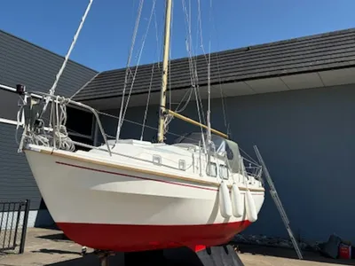 zeilboot op trailer bij loods