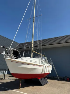 zeilboot op trailer bij loods