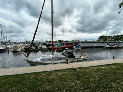 zeilboot afgemeerd in jachthaven