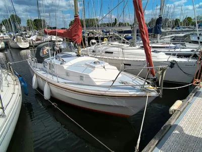 zeilboot aan ligplaats in jachthaven