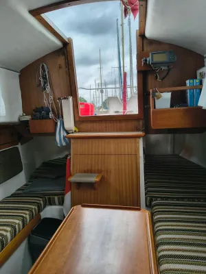 kajuitinterieur met open luik