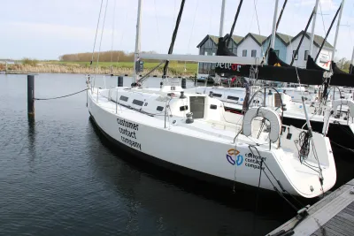 zeiljacht aangemeerd in jachthaven
