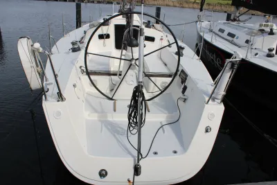 cockpit van zeilboot in de haven
