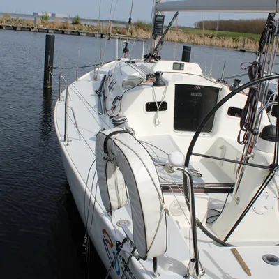 zeilboot aangemeerd met dek en stuurwiel