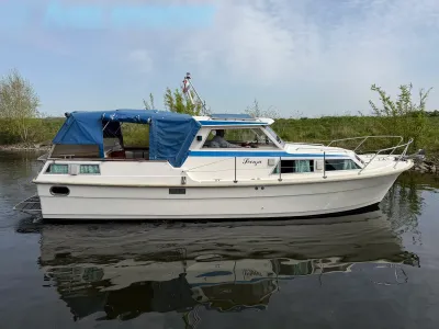 motorboot afgemeerd bij oever