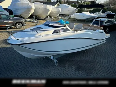 boot met cabine op parkeerplaats